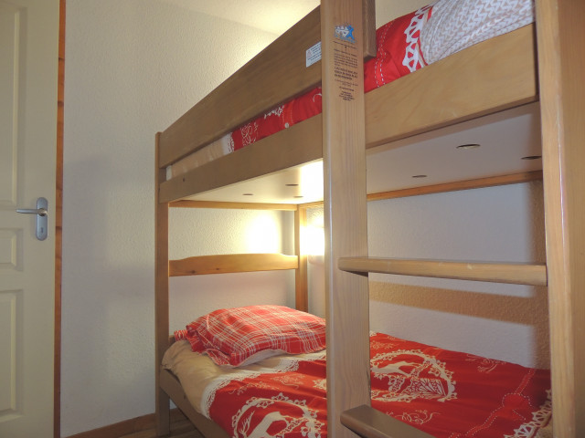 Intérieur chambre 2 lits L'Aster A16 Chamrousse - © DR Chamrousse réservation location appartement 1 pièces 4 personnes 25m² L'Aster A16 station ski montagne grenoble isère alpes France