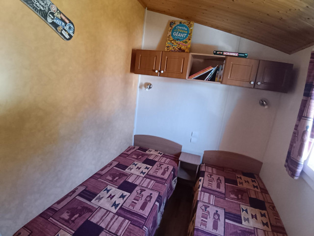 Intérieur chambre 2 lits simples Le Chalet des Cimes 10 Chamrousse - © DR Chamrousse réservation location chalet 3 pièces, 6 personnes 38m² Le Chalet des cimes 10 station ski montagne grenoble isère alpes France