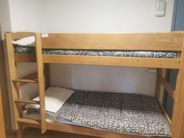Intérieur chambre 2 lits superposées L'Aster A15 Chamrousse