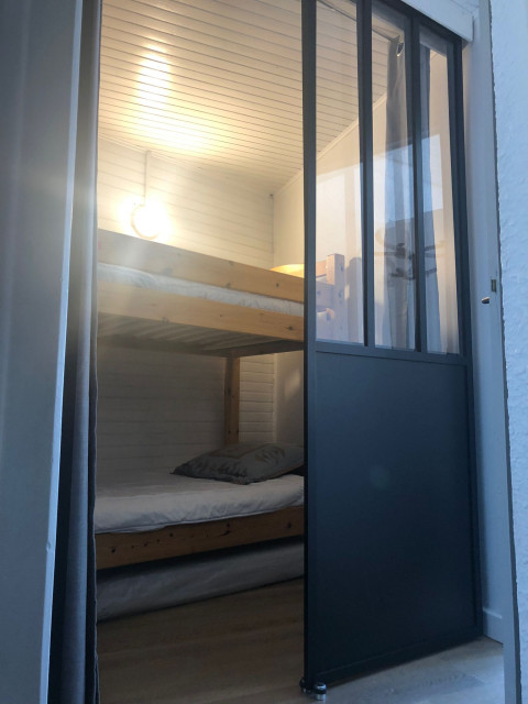 Intérieur chambre 2 lits superposés La Croisette 406 Chamrousse