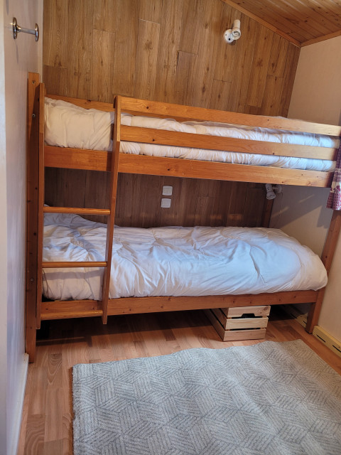 intérieur chambre 2 lits superposés Le chalet des cimes 46 Chamrousse