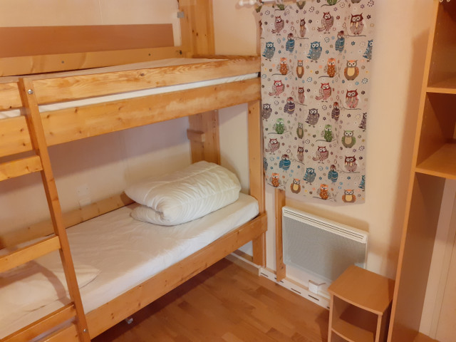 Intérieur chambre 2 lits superposés Le Chalet des Cimes 9 Chamrousse