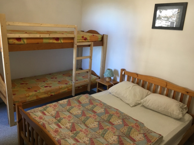 Intérieur chambre 2 lits superposés + lit double Les vans 10 Chamrousse
