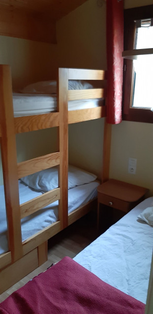 Intérieur chambre 2 lits superposés + lit simple Le Chalet des Cimes 40 Chamrousse - © DR Chamrousse réservation location chalet 3 pièces, 6 personnes 40m² Le Chalet des cimes 40 station ski montagne grenoble isère alpes France