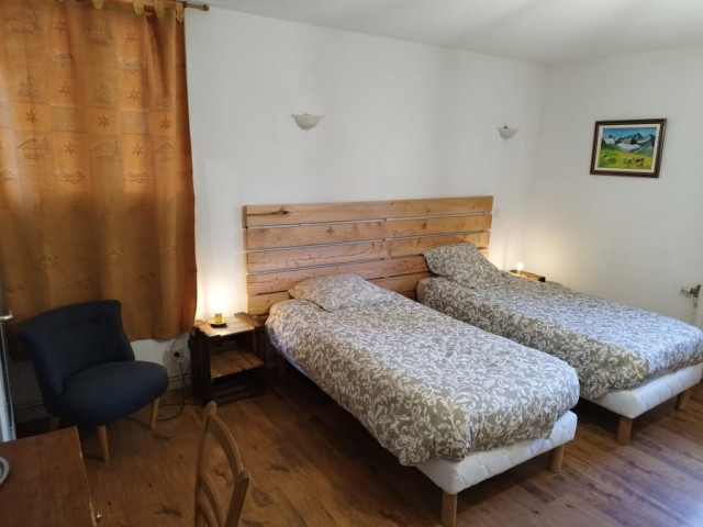 Intérieur chambre 3 lits simples l'Etape de Fanfoué Chamrousse