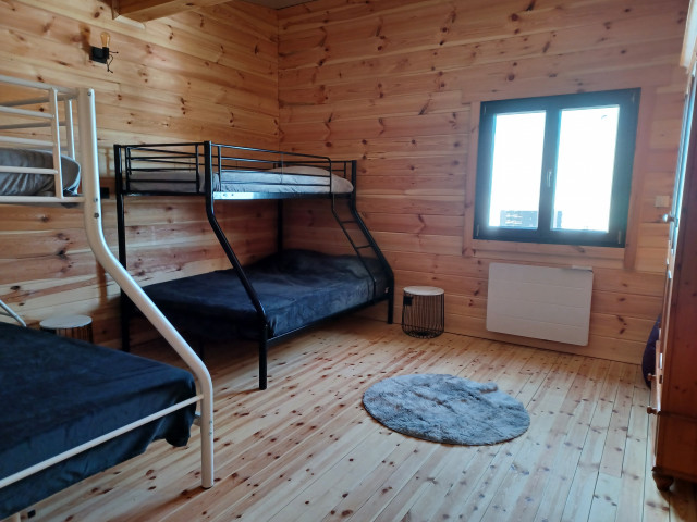 intérieur chambre 4 lits superposés Le chalet des Accacia Chamrousse