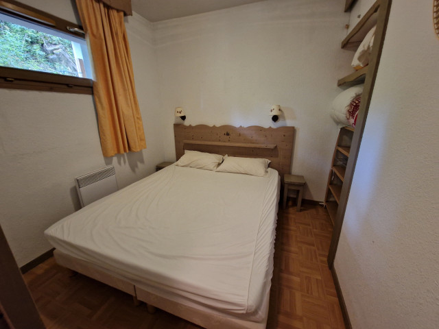 interieur-chambre-double-2pc6-l-ecrin-des-neiges-chamrousse