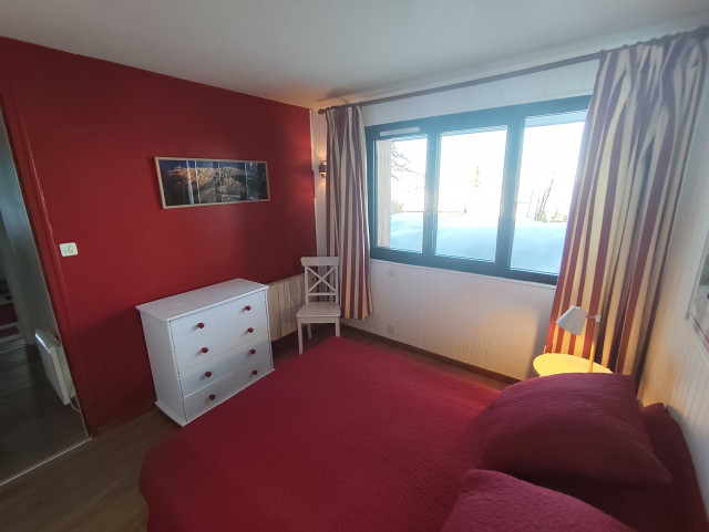 Intérieur chambre lit double 2 chalet le 99 Chamrousse