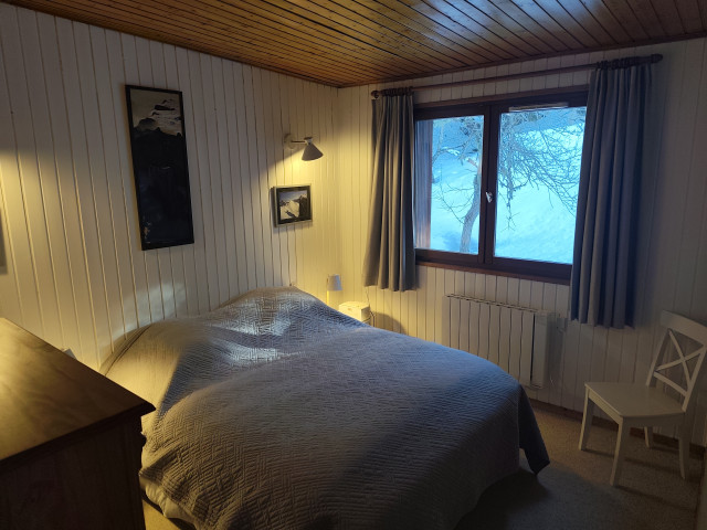 Intérieur chambre lit double chalet le 99 Chamrousse