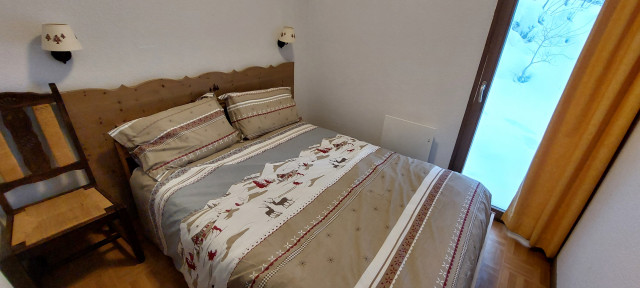 Intérieur chambre lit double Ecrin des neiges C06 Chamrousse