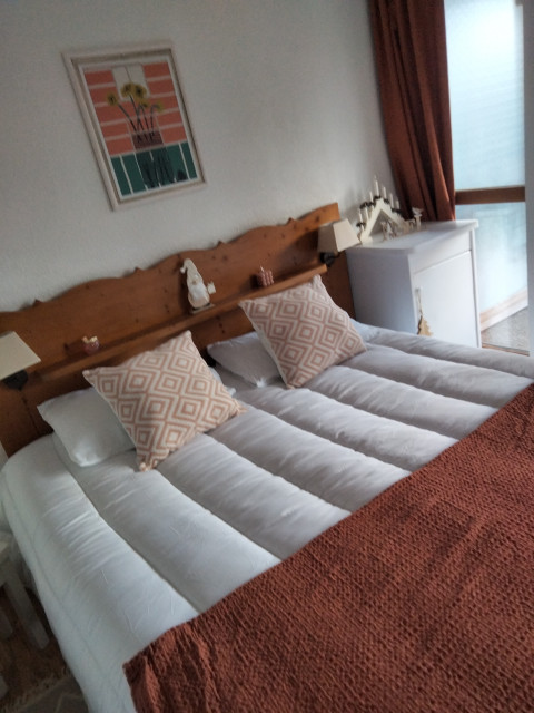 Intérieur chambre lit double L'Aster A15 Chamrousse