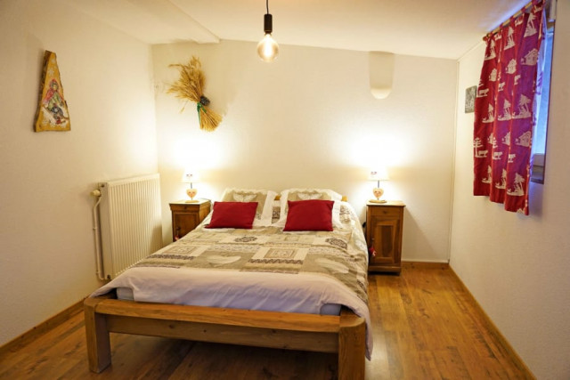 Intérieur chambre lit double l'Etape de Fanfoué Chamrousse