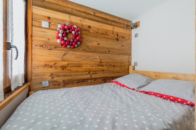 intérieur chambre lit double Le chalet des Anges Chamrousse