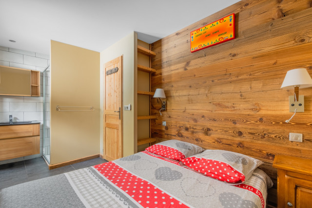 intérieur chambre lit double Le chalet des Anges Chamrousse