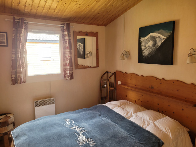 Intérieur chambre lit double Le chalet des Cimes 46 Chamrousse