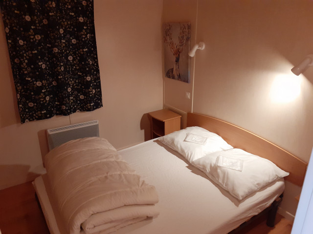 Intérieur chambre lit double Le Chalet des Cimes 9 Chamrousse