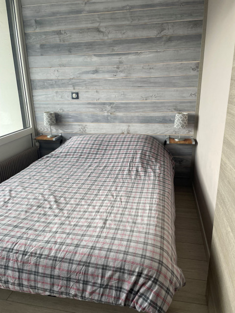 Intérieur chambre lit double Le Chamois 305 Chamrousse