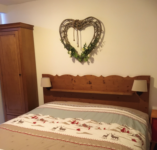 Intérieur chambre lit double Le Jourbabes A26 Chamrousse