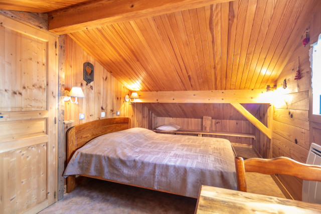 Intérieur chambre lit double Les Embrunes Chamrousse