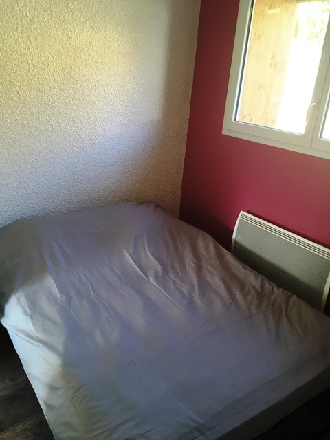 Intérieur chambre lit double Les gentianes appart Geromin Chamrousse