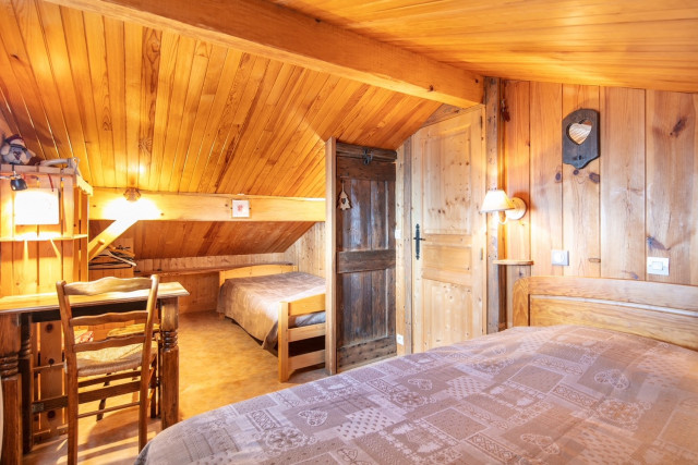 intérieur chambre lit double + lit simple Les Embrunes Chamrousse