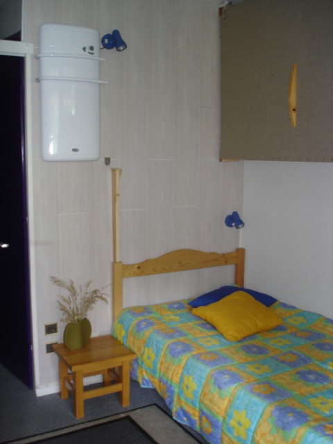 intérieur chambre lit simple Les Marmottes 414 Chamrousse