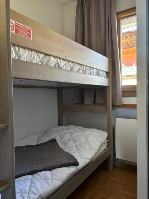Intérieur chambre lits superposés l'Ecrin des neiges B12