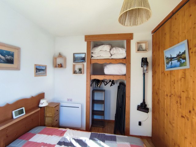 Intérieur chambre penderie appartement Joubarbes C01 Chamrousse Intérieur chambre penderie appartement Joubarbes C01 Chamrousse