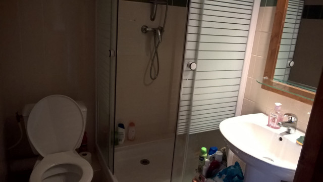 Intérieur salle de bain 2 4P8 Melezes A46 Chamrousse - © DR Chamrousse réservation location appartement 8 personnes 50m² villages du bachat melezes station ski montagne grenoble isère alpes France