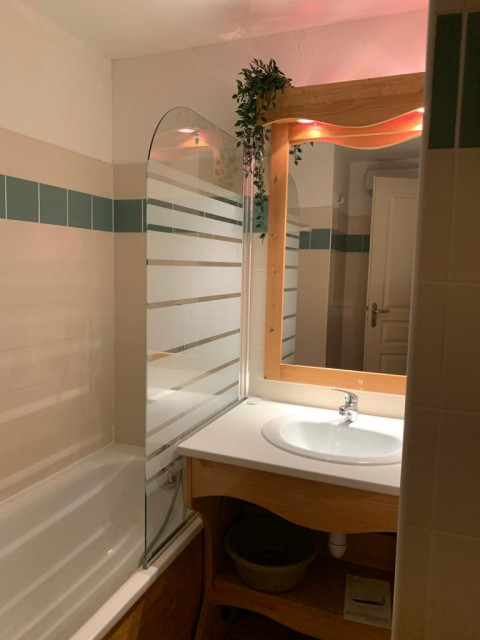 Intérieur salle de bain appartement Silenes A12 Chamrousse Intérieur salle de bain appartement Silenes A12 Chamrousse