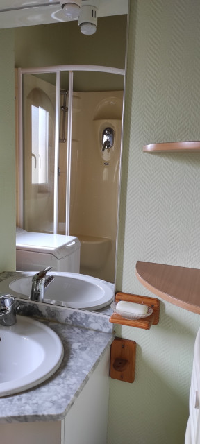 Intérieur salle de bain Le chalet des cimes 12 Chamrousse - © DR Chamrousse réservation location appartement 3 pièces 6 personnes 48m² Les gentianes RDC station ski montagne grenoble isère alpes France