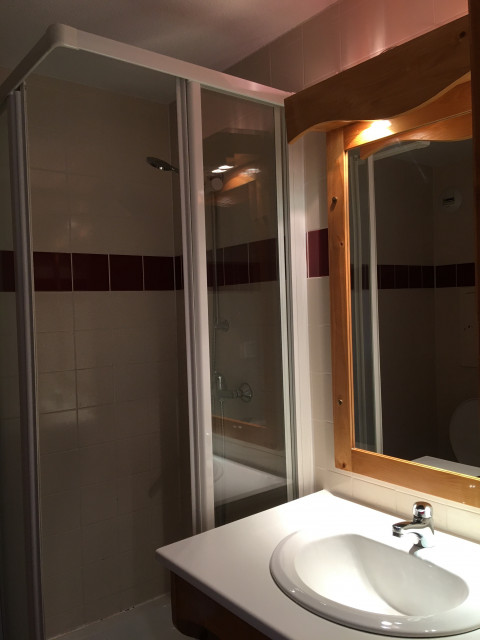 Intérieur salle de bain Le Jourbabes A26 Chamrousse