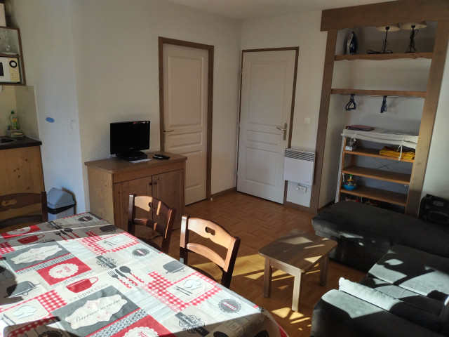 interieur-salon-sejour-2pc6-l-ecrin-des-neiges-chamrousse