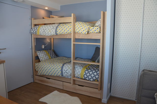 Intérieur salon séjour avec 2 lits superposés Le Chalet le cembro Chamrousse