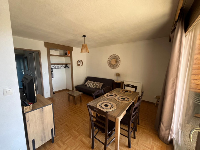 Intérieur salon-séjour l'Ecrin des neiges B12