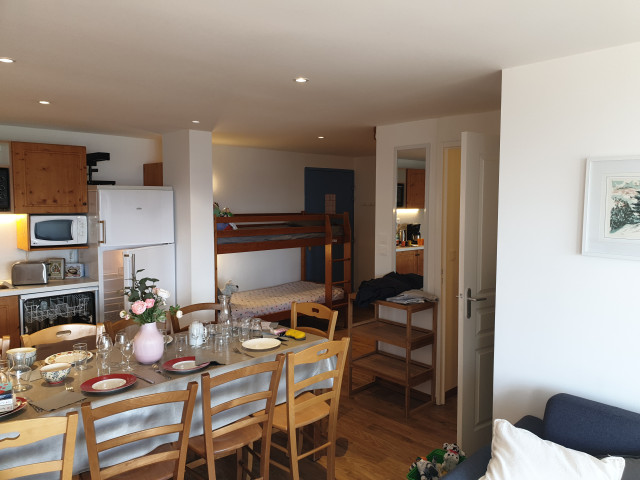 Intérieur salon séjour Le Sorbier A35 Chamrousse - © DR Chamrousse réservation location appartement 3 pièces 8 personnes 70m² Le Sorbier A35 station ski montagne grenoble isère alpes France