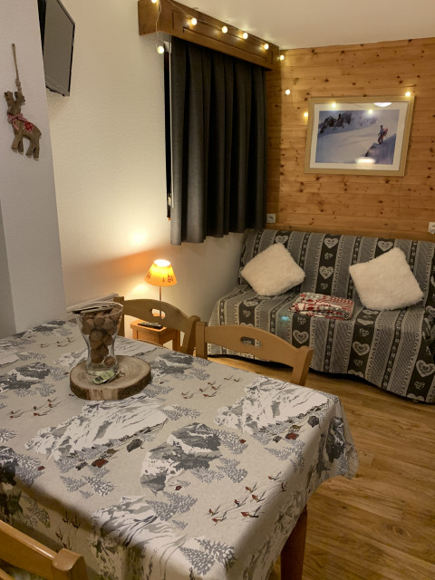 Intérieur salon séjour soir 2P4 VDB Melezes E33 Chamrousse