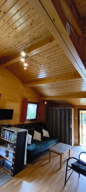 Intérieur séjour chalet des cimes n°12 Chamrousse - © DR Chamrousse réservation location chalet 3 pièces, 6 personnes 38m² Le Chalet des cimes 12 station ski montagne grenoble isère alpes France