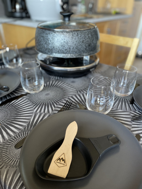 Intérieur table à manger studio Vernon 704 Chamrousse Intérieur table à manger studio Vernon 704 Chamrousse