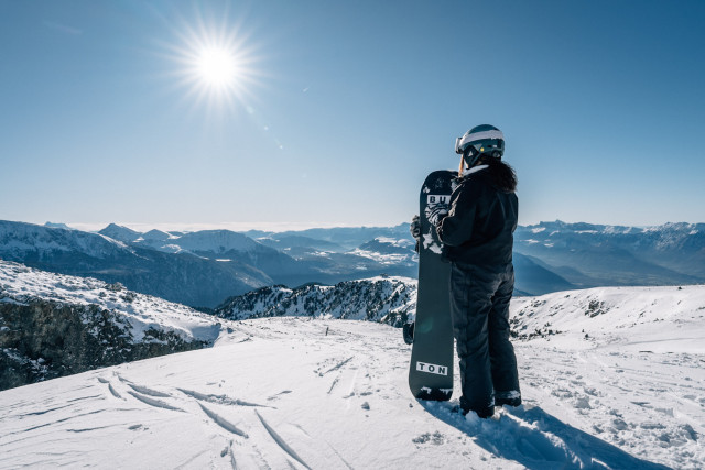 Location de matériel de snowboard - Chamrousse - © Tom Bouyer chamrousse reservation location matériel centrale office tourisme station ski montagne grenoble isere alpes france