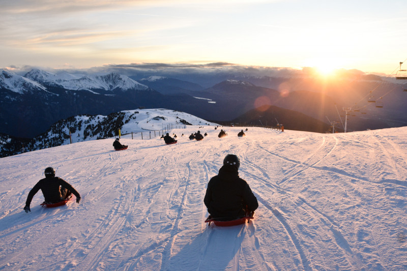 Descente en luge au coucher de soleil