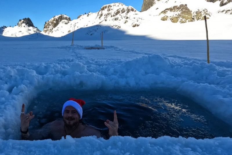 Bain gelé en lac de montagne Chamrousse