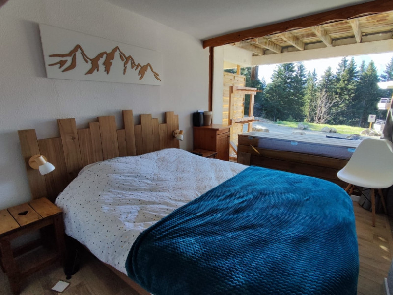 int-rieur-chambre-lit-double-vue-ext-rieure-le-sorbier-c02-chamrousse-22-05-26-6170529