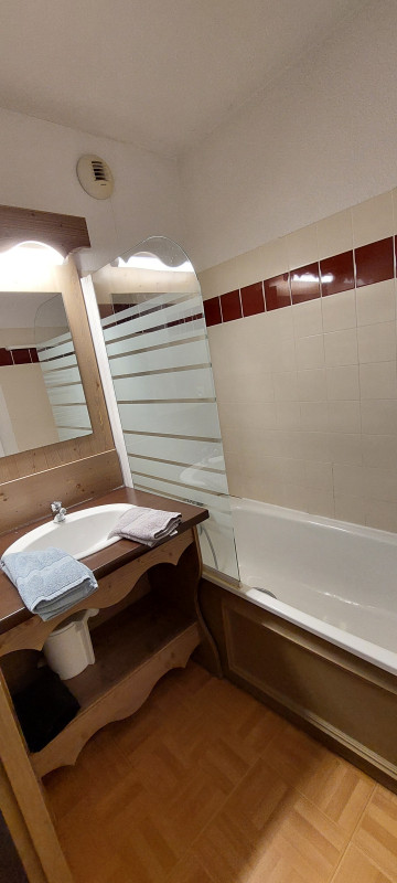 Intérieur 2 ème salle de bain avec baignoire Ecrin des neiges C06