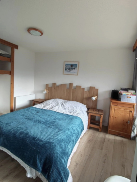 Intérieur chambre lit double Le Sorbier C02 Chamrousse