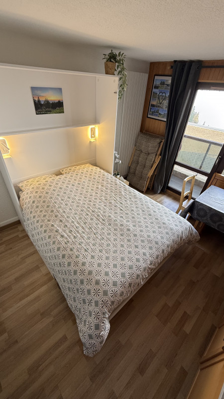 Intérieur lit double studio Vernon 704 Chamrousse