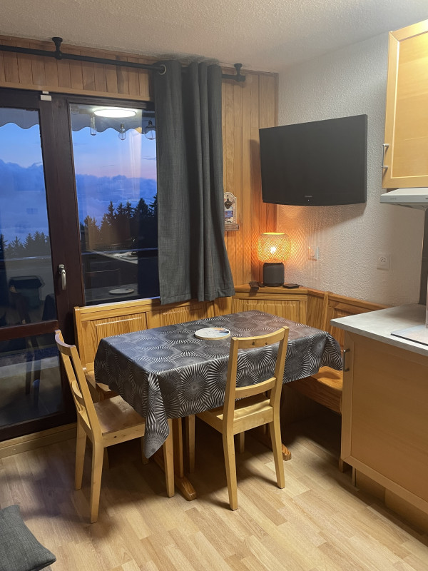 Intérieur salle à manger studio Vernon 704 Chamrousse