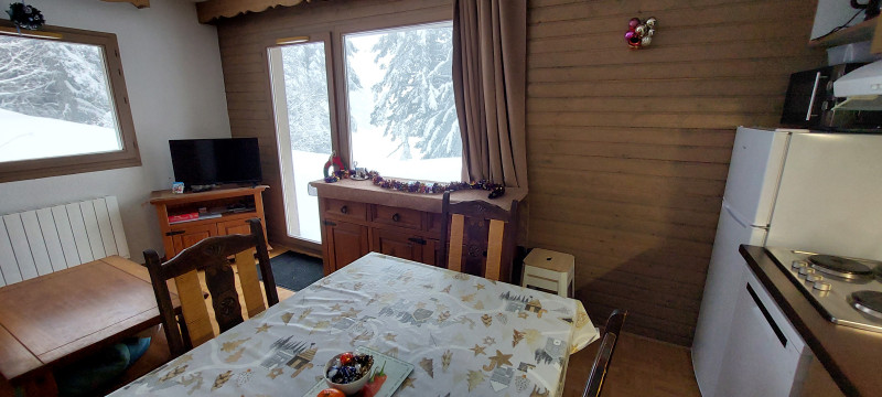 Intérieur salon-séjour Ecrin des neiges C06 Chamrousse (2)