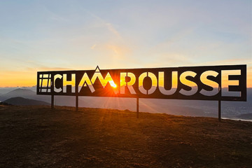 Chamrousse panneau logo station coucher soleil montagne grenoble belledonne isère alpes france